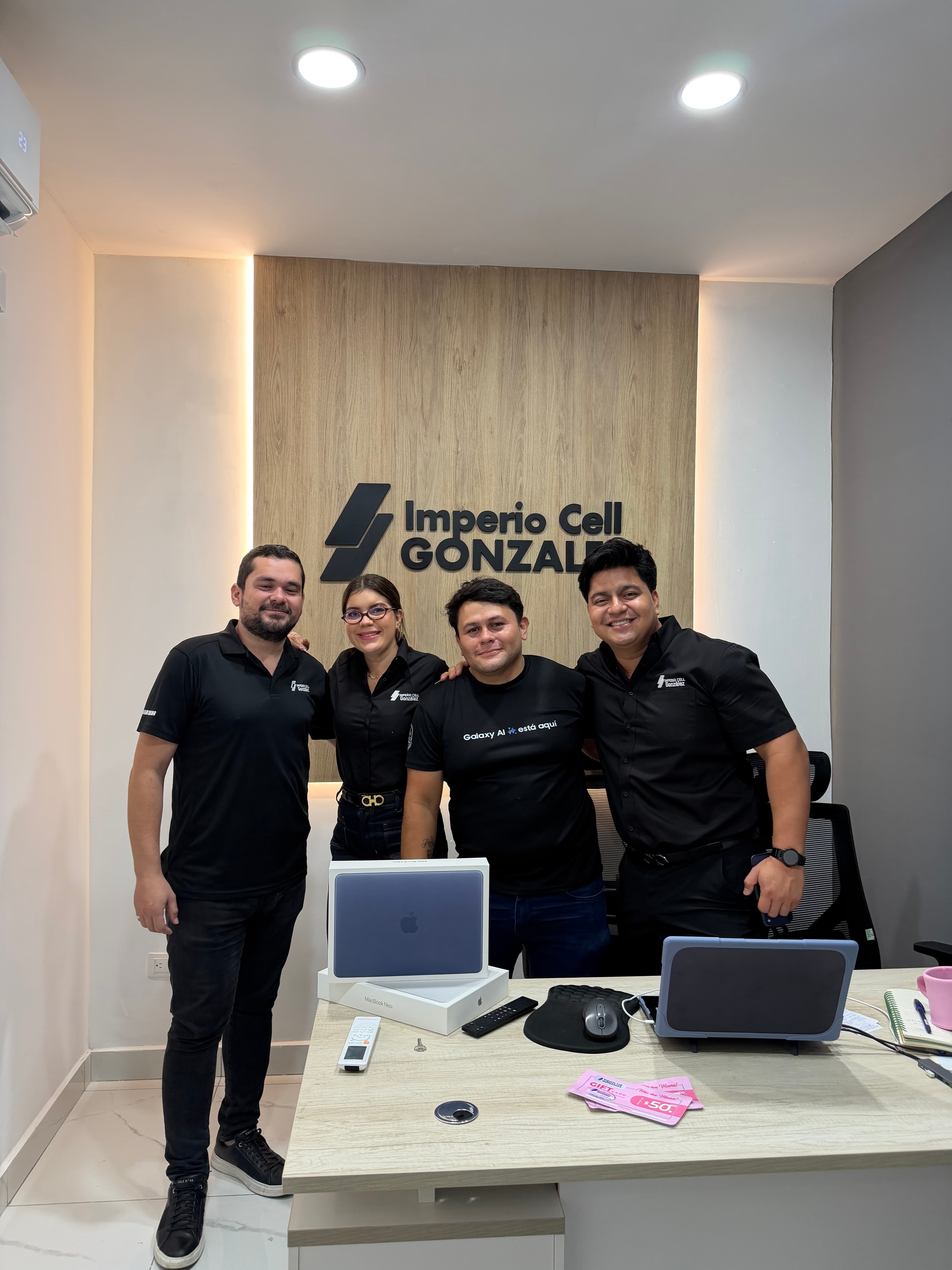 Equipo de Imperio Cell en la sucursal